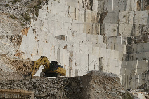 White Carrara marble quarry in Tuscany. Mountains of the Apuan Alps, blue sky and a mechanical excavator. - LEphotoart.com